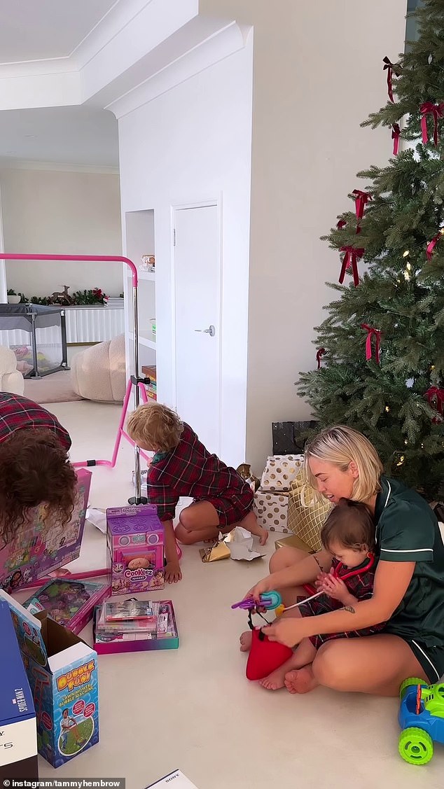 Тэмми Хемброу провела рождественское утро со своими детьми: семилетним Вольфом, шестилетней Саскией и годовалой Пози.