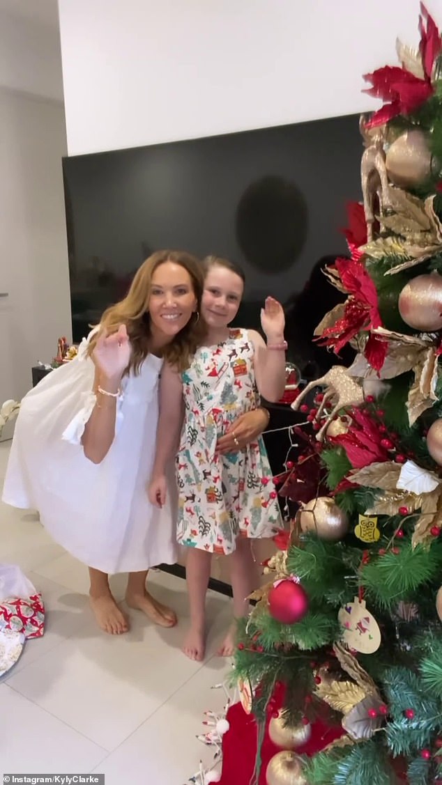 Бывшая крикетница WAG Кайли Кларк поделилась милым видео вместе со своей дочерью Келси Ли, пожелав своим подписчикам счастливого Рождества.