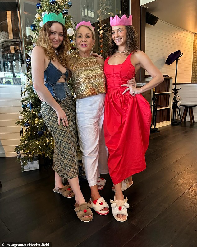 Эбби Чатфилд опубликовала фотографию, на которой она позирует рядом с сестрой и матерью.  Бывшая звезда «Холостяка», ставшая подкастером, выглядела гламурно в красном платье и в соответствующих праздничных туфлях.