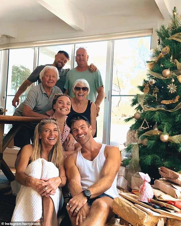 Австралийский актер Гарри Кук (внизу спереди) вернулся в Австралию и празднует Рождество со своей семьей на северных пляжах.