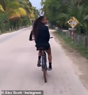Затем пара в черных нарядах прыгнула на велосипеде и отправилась на экзотический тропический остров, наслаждаясь великолепной погодой.