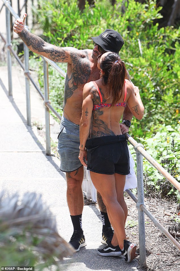Пара, очевидно, встретилась в ноябре 2019 года, когда Харика посетила один из фитнес-туров Стива на Таити, и подтвердили свои отношения в июле 2020 года.