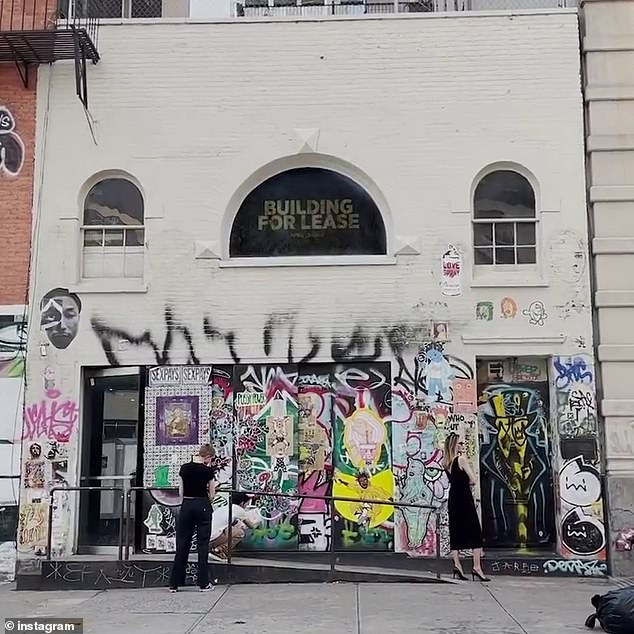 На видео видно, как название ее магазина было нарисовано баллончиком на здании, когда Анджелина стояла рядом.
