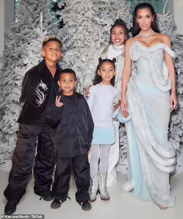 Ким, которая устроила шумную вечеринку, изображена там с ней и четырьмя детьми Канье Уэста - 10-летним Нортом, восьмилетним Сэйнтом, пятилетним Чикаго и четырехлетним Псалмом.