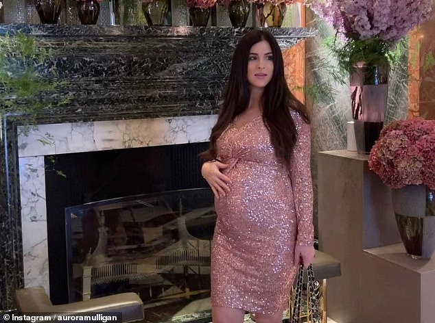 Всего несколькими часами ранее Аврора рассказала о своей беременности, поделившись в Instagram снимком своей растущей шишки, одетой в розовое платье с блестками.