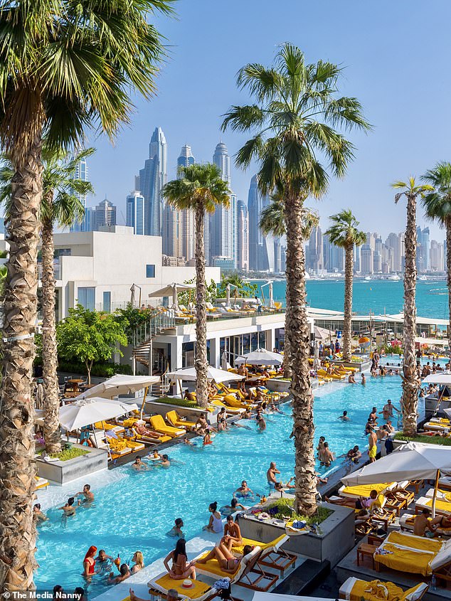 Гламурный отель расположен на захватывающем фоне пляжа и горизонта Дубай Марина и может похвастаться 470 роскошными номерами и люксами с видом на океан или город.