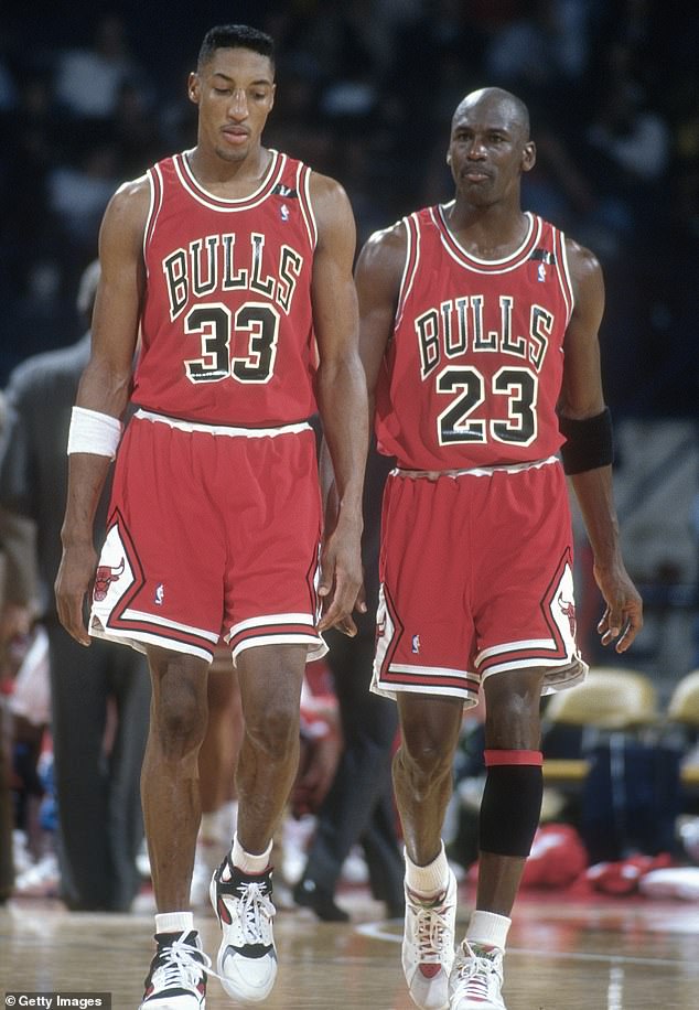 Майкл (справа) и Скотти (слева) были легендарными товарищами по команде «Чикаго Буллз» в 1990-х годах, но их личные противоречия были раскрыты в недавнем документальном сериале «Последний танец».