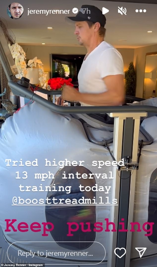 Джереми поделился в своих историях в Instagram невероятным видео, демонстрирующим свои усилия в области физиотерапии после того, как он получил травмы ног возле своего дома в Рино в первый день 2023 года.