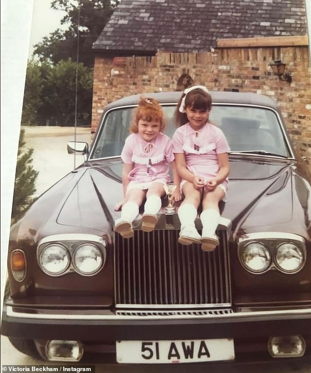 Виктория (справа) сидит рядом со своей сестрой Луизой Адамс (слева) на капоте Роллс-Ройса, которым когда-то управлял ее отец.