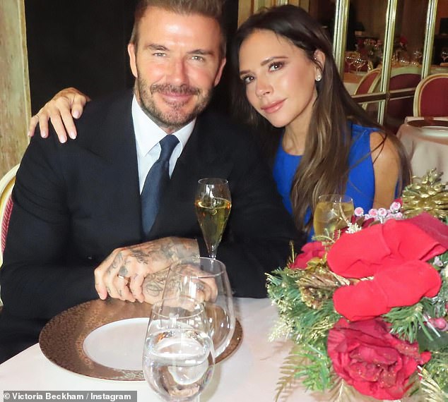 Бывший футболист Дэвид, 48 лет, и его жена-модельер Виктория, 49 лет, наслаждались роскошным обедом со своими родителями Тони и Джеки Адамс в отеле Ritz London в канун Нового года.