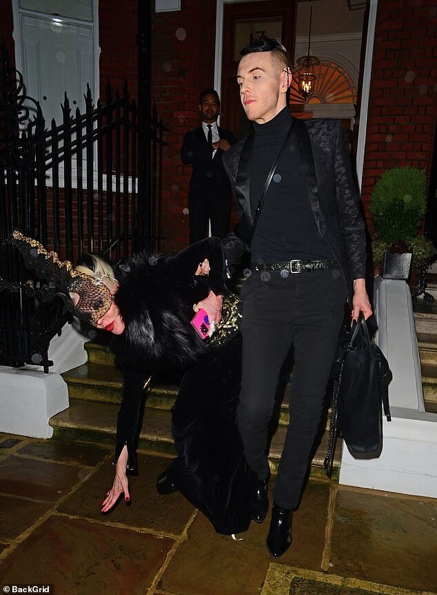 Дафна Гиннесс пережила драматическое падение, покидая звездную вечеринку British Fashion Awards.