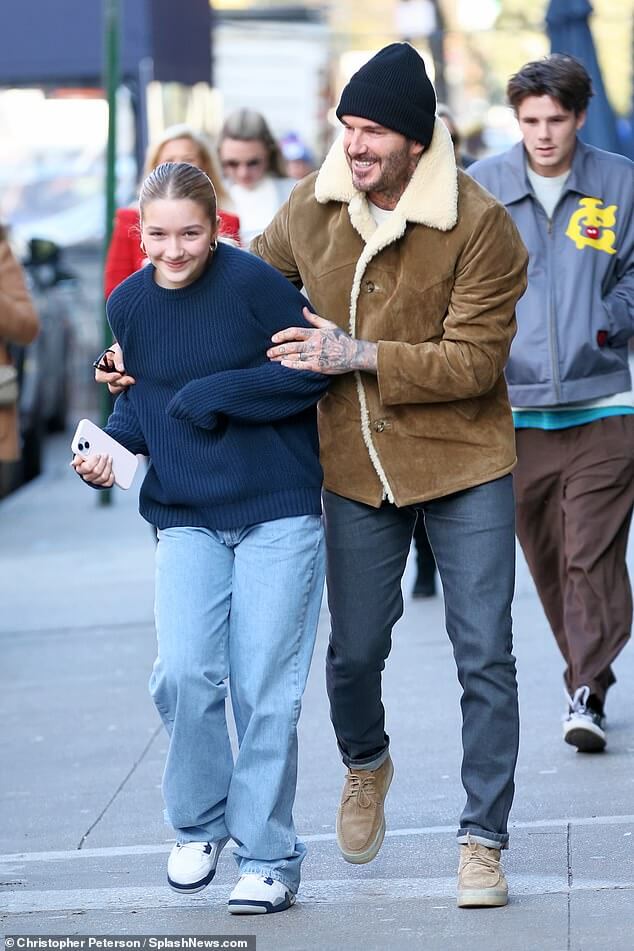 Дэвид Бекхэм веселится со своей 12-летней дочерью Харпер, обнимая ее во время праздничной поездки в Нью-Йорк.
