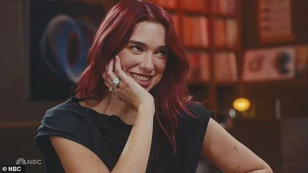 Дуа Липа недавно села на дневную выпивку с Сетом Мейерсом, записанную для его ночного ток-шоу NBC.