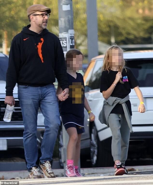 Джейсон Судейкис играет роль любящего отца, когда он приводит двоих своих детей в парк в Лос-Анджелесе — через два года после расставания Оливии Уайлд.
