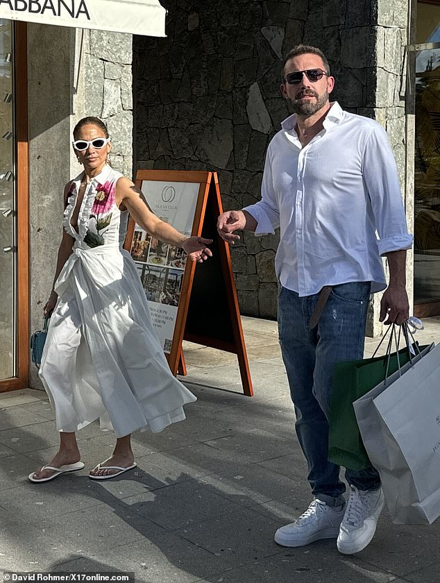 Дженнифер и Бен Аффлек были замечены на этой неделе, наслаждаясь шопингом и солнцем в Сент-Бартсе.