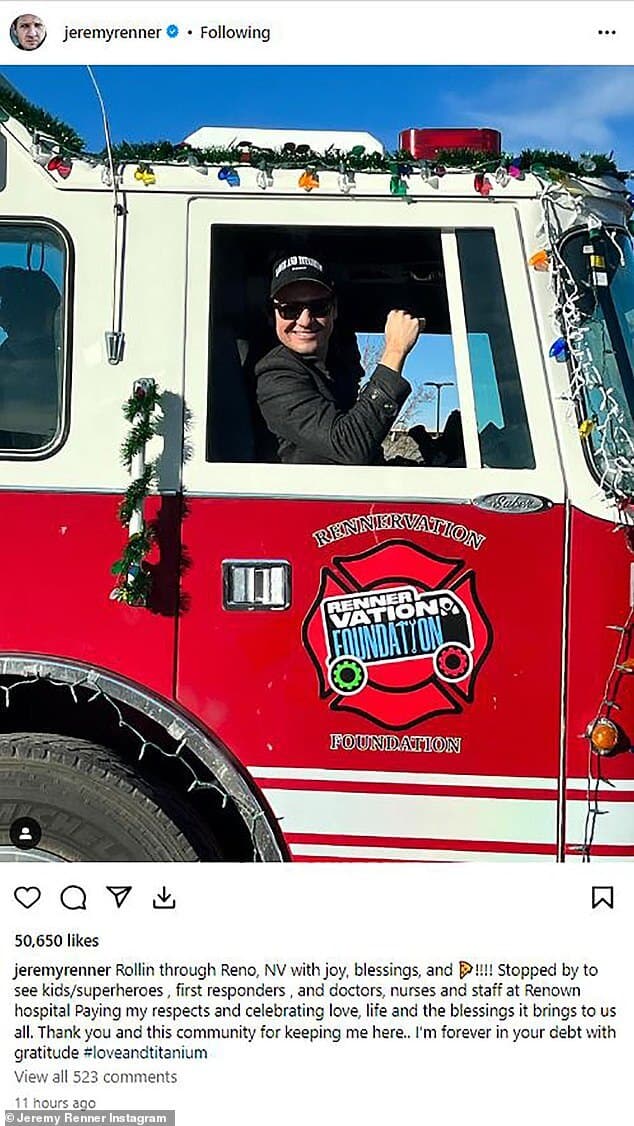 Джереми Реннер был в благодарном настроении, когда посетил персонал больницы Рино через год после того, как они лечили его после почти смертельного несчастного случая со снегоочистителем.