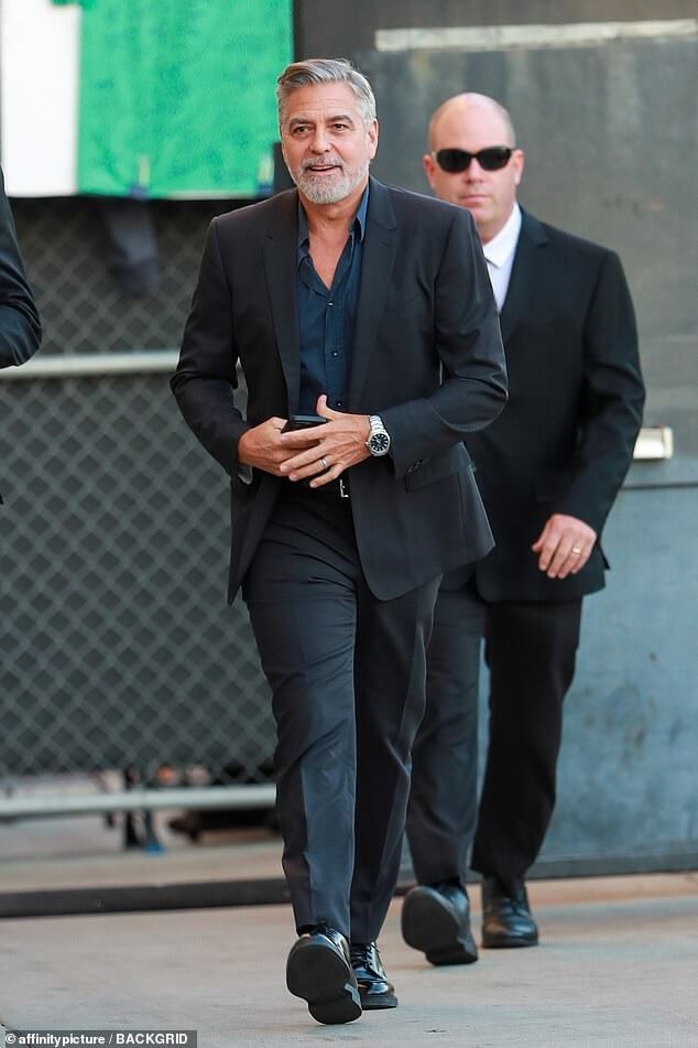 Джордж Клуни модно появился на Jimmy Kimmel Live, чтобы рекламировать свой новый фильм «Мальчики в лодке».