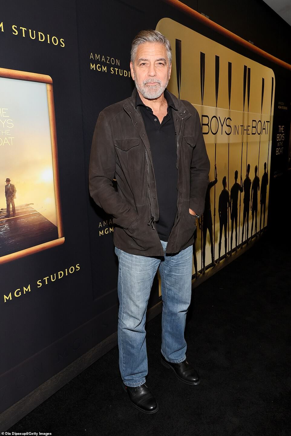 Джордж Клуни в синих джинсах на показе своего фильма «Мальчики в лодке» в Нью-Йорке… после того, как пошутил об ужасных кулинарных способностях жены Амаль