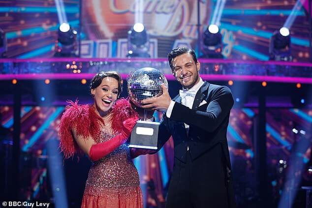 Элли Лич нарушила молчание после победы в «Танцах со звездами», отдав эмоциональную дань уважения своему предполагаемому парню и партнеру по танцам Вито Копполе.