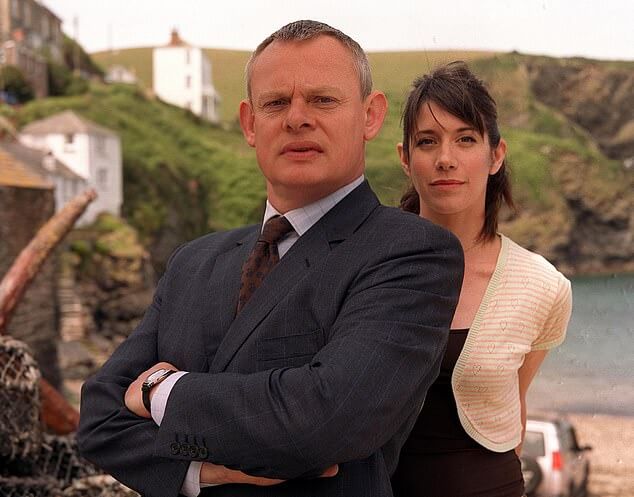 Мартин Клунс (на фото с Кэролайн Кэтц справа) в течение десяти лет играл доктора Мартина Эллингема в драме ITV, действие которой происходит в Корнуолле.