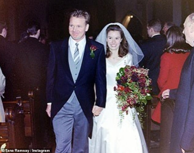 Знаменитый шеф-повар, 57 лет, и автор, 49 лет, связали себя узами брака 21 декабря 1996 года в Челси, и с тех пор они были влюблены друг в друга.