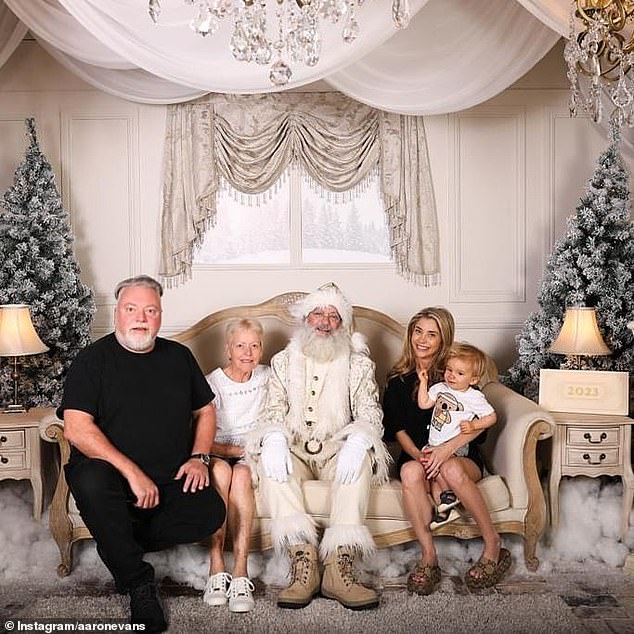 Кайл Сэндилэндс и его жена Теган Кинастон отпраздновали это событие тем, что поделились семейной фотографией, на которой они с маленьким Отто