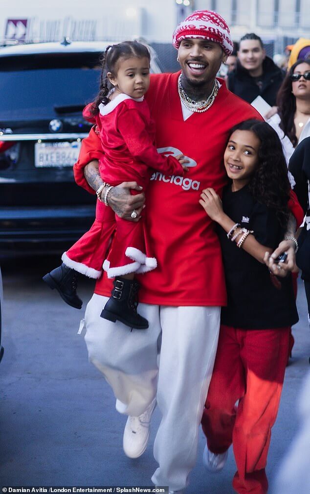 Крис Браун обнимает дочерей Роялти, 9 лет, и Лавли, 23 месяца, на игре Лос-Анджелес Лейкерс