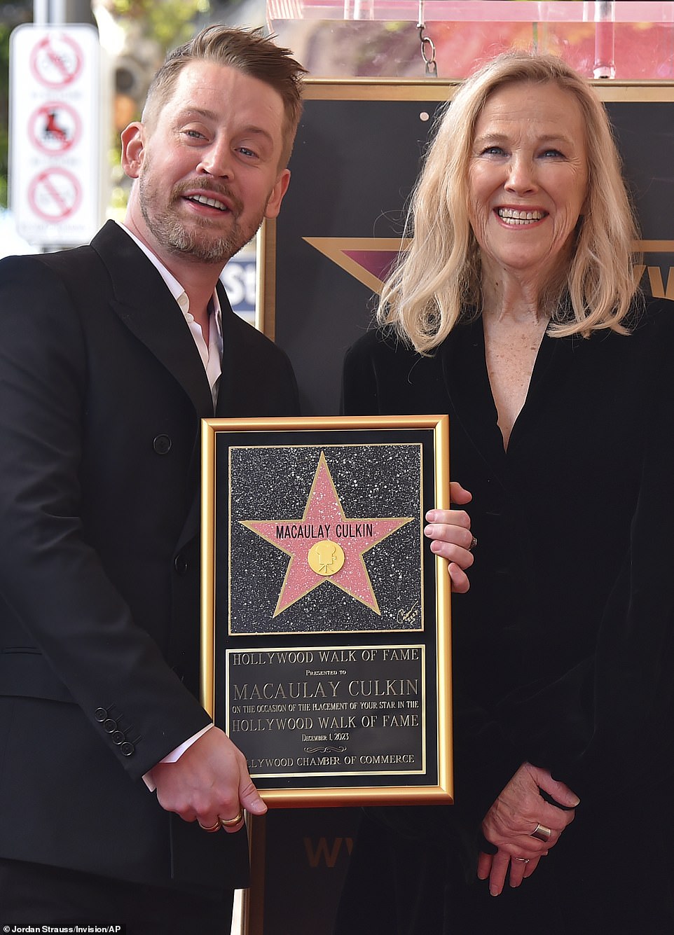 Маколея поддержала его коллега по фильму «Один дома» Кэтрин О'Хара на его церемонии на Аллее славы в Голливуде - спустя 33 года после того, как они сыграли мать и сына в культовом фильме.