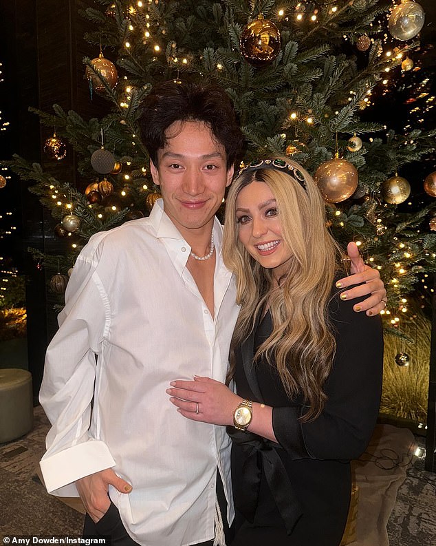Эми Дауден пригласила своего коллегу-профессионала по танцам со звездами, китайца Карлоса Гу, пережить «его первое британское Рождество» вместе с ней и ее близкими.