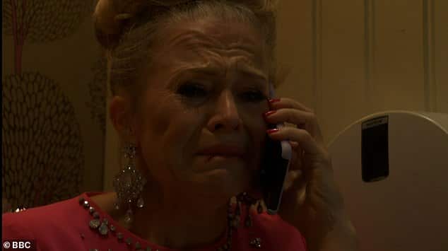 Зрители EastEnders были убеждены, что одного жителя Уолфорда выстраивают в очередь, чтобы его обвинили в убийстве на Рождество (Линда Картер (Келли Брайт) на фото после убийства)