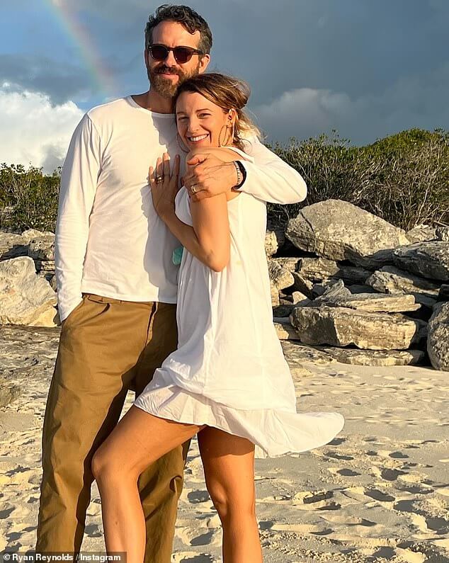 Райан Рейнольдс обнимает жену Блейк Лайвли на пляже и тусуется с Тейлор Свифт на игре Трэвиса Келси, пока пара делится подборкой снимков 2023 года.