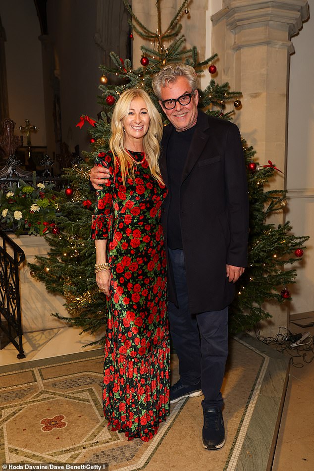 55-летняя Дженни выставила напоказ свою гибкую фигуру в черно-красном макси-платье с цветочным принтом, позируя рядом с иконой Голливуда и режиссером Дэнни Хьюстоном.