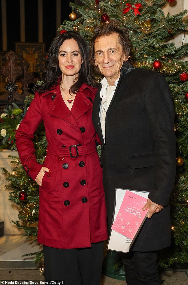 Ронни Вуд, 76 лет, и его стильная жена Салли, 45 лет, уютно устроились на концерте Кэрол Lady Garden Foundation в Лондоне.