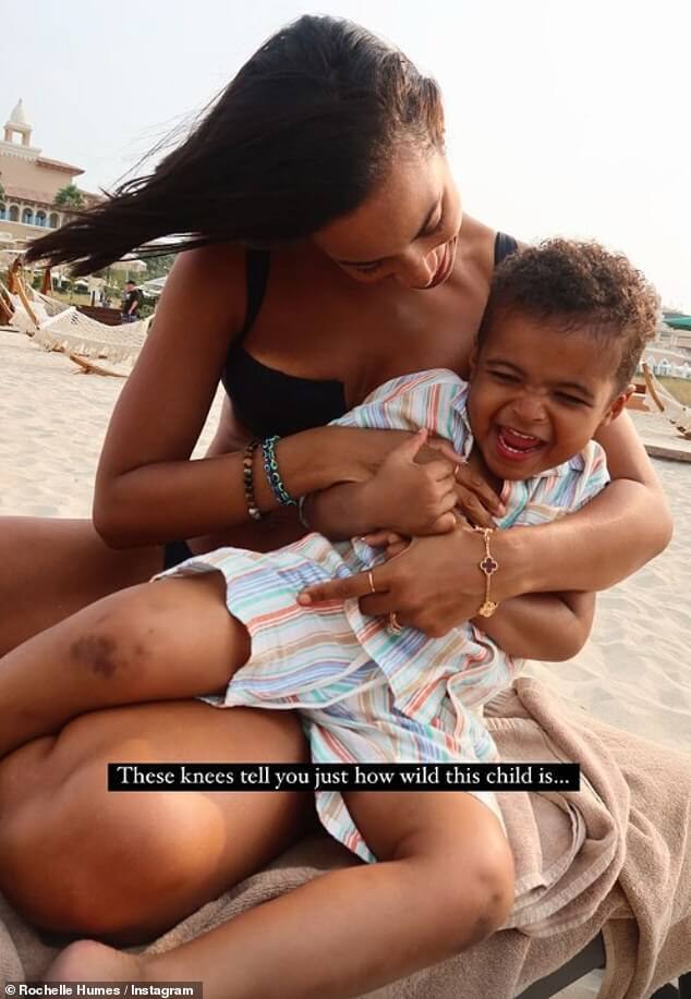 Рошель Хьюмс продолжает свое здоровое семейное путешествие, игриво позируя в черном бикини со своим трехлетним сыном Блейком на пляже в Дубае.