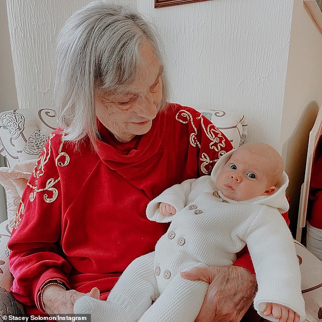 Ранее в этом месяце Стейси отпраздновала 95-летие своей бабушки, исполнив рождественские песни в доме престарелых.