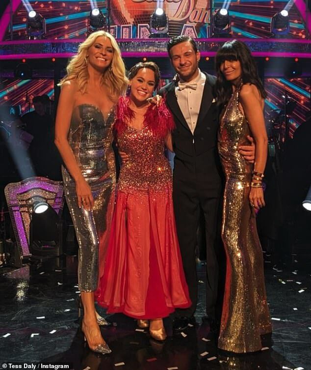 Тесс Дейли из Strictly Come Dancing поделилась множеством закулисных снимков с блестящего финала шоу в субботу (LR) Тесс, победительницы Элли Лич, Вито Коппола и соведущая Клаудия Винклеман