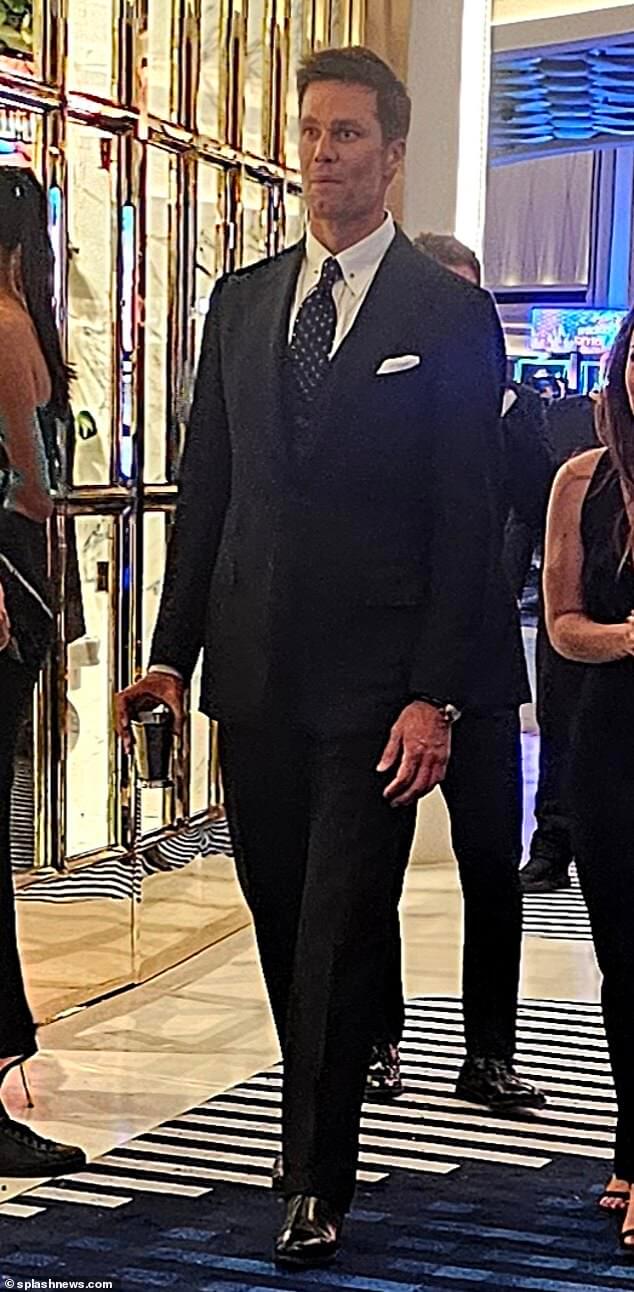 Том Брэди присоединился к загадочной брюнетке на торжественном открытии отеля Fontainebleau стоимостью 3,7 миллиарда долларов в Лас-Вегасе… после возобновления романа с Ириной Шейк