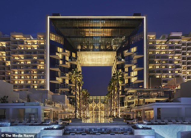 Внутри роскошного отеля Five Palm Jumeirah в Дубае, где выступают диджеи мирового уровня, в том числе Чарли Слот и Джоэл Корри.