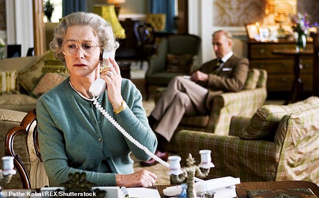 Королева сосредоточилась на смерти Дианы, принцессы Уэльской, и на том, вернется ли королева в Лондон из Балморала, чтобы отдать дань уважения (дама Хелен на фото в фильме 2006 года).