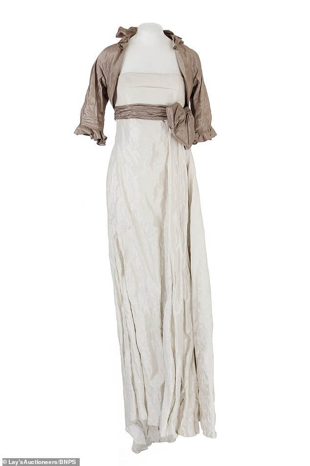 Знаменитое шелковое вечернее платье дамы Хелен Миррен, в котором она была надета, когда выиграла премию BAFTA 2007 года, будет выставлено на аукцион (и, как ожидается, будет продано за ошеломляющую сумму)