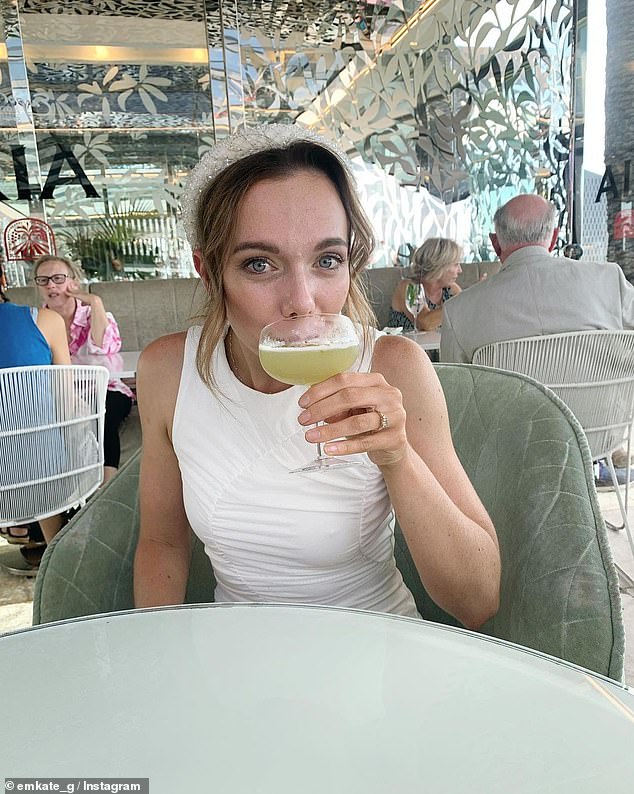 Эмили поделилась в Instagram фотографией, на которой она наслаждается коктейлем в белом платье и гламурной прическе и сказала, что вступила в «свадебную эпоху».