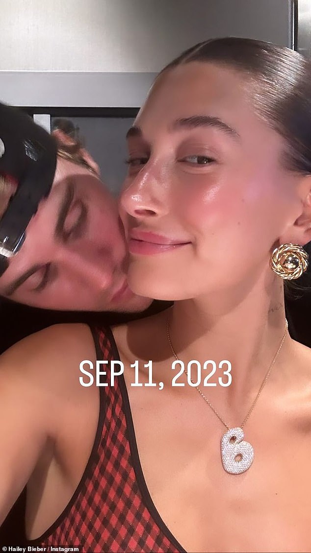 Джастин поцеловал жену в шею на селфи, сделанном 11 сентября.