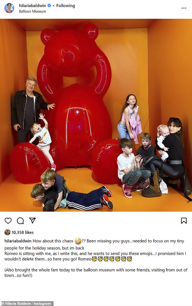 Родители, которых больше всех, сделали очаровательную семейную фотографию во время посещения музея, которой 39-летняя Хилария поделилась со своими 997 тысячами подписчиков в Instagram.