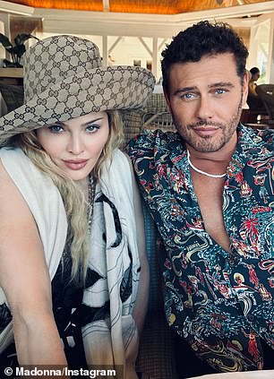 Мадонна наслаждалась новогодним бранчем с модным фотографом Мертом Аласом (справа)