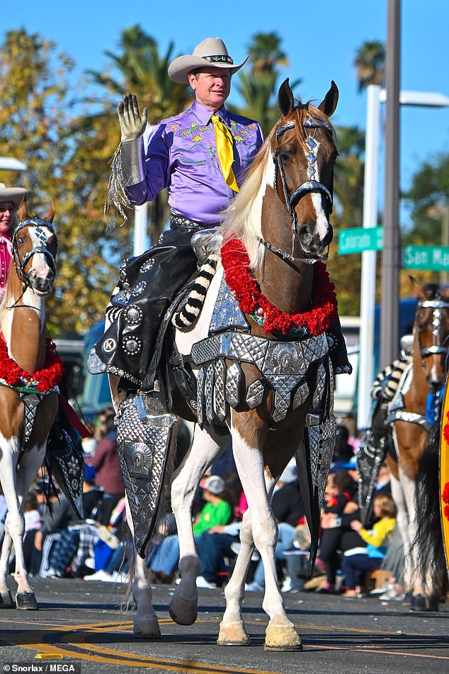Американский телеведущий Карсон Крессли ездил на своей лошади на Параде роз 2024 года вместе с американскими седлбредами Scripps Miramar.