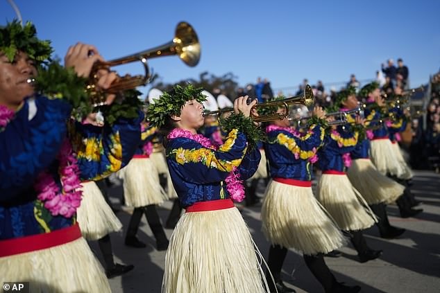 Марширующий оркестр штата Гавайи, ранее выступавший на параде Macy's в честь Дня благодарения, выступил