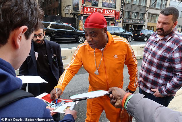 Комик был представительным, поскольку он общался с фанатами на улице и раздавал автографы.