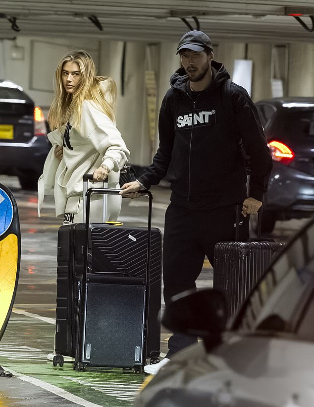 26-летний игрок «Манчестер Сити» и 32-летняя звезда «Острова любви» устроили уютную атмосферу по прибытии в аэропорт Манчестера в первый день Нового года.