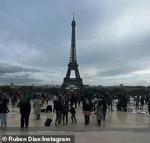 И Рубен, и Арабелла поделились снимками Эйфелевой башни, сделанными под одним и тем же углом и явно с разницей в несколько минут, поскольку на снимках можно было заметить одних и тех же прохожих.