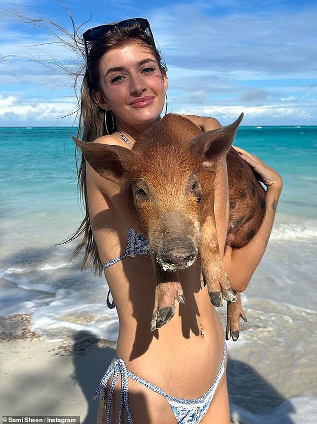Исследуя Багамские острова, Сами также смогла провести время с некоторыми из знаменитых плавающих свиней острова Роуз, даже держа одну на руках.